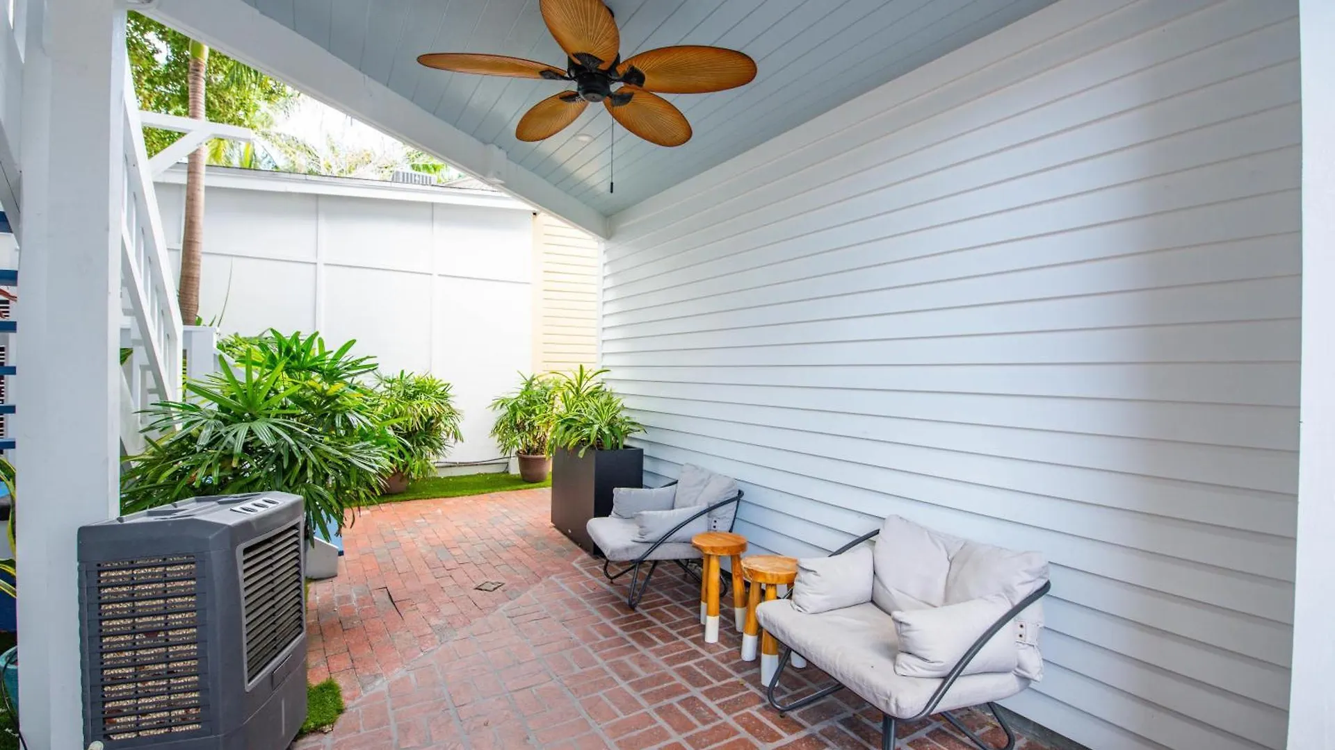 Underwater Cabana At Custom House Inn Key West